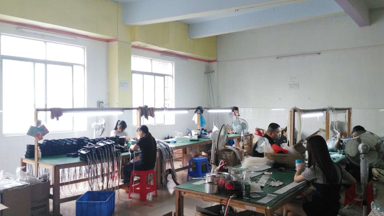 凱恩利客戶生產車間：工作人員正裝配試用車床件