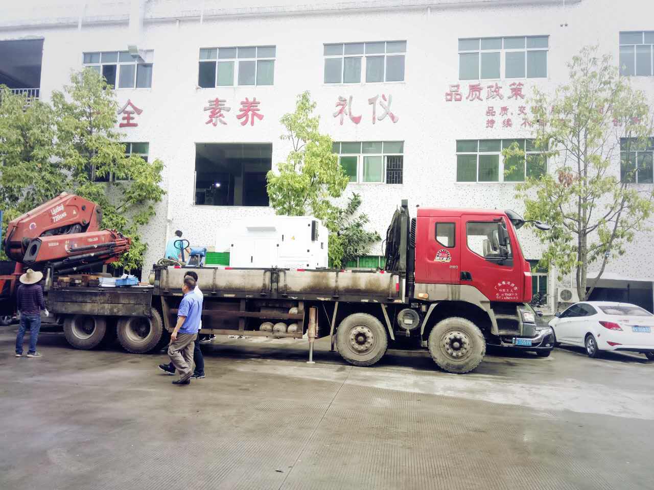 準(zhǔn)備用吊車把凱恩利的機床吊上二樓