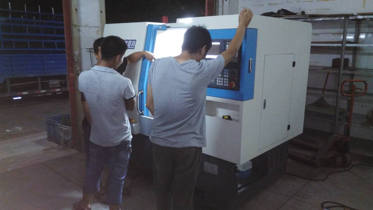 凱恩利機床（客戶在調(diào)參數(shù)試車）