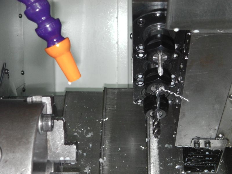  機(jī)床結(jié)構(gòu)特點(diǎn) Construction and feature of machine tool ■ 適用于重負(fù)荷和連續(xù)切削，可保持長(zhǎng)久的高精度和優(yōu)質(zhì)的表面精糙度。 ■ 高精度、高剛性、重負(fù)荷主軸。 主軸采用原裝進(jìn)口日本NSK或德國(guó)FAG P4級(jí)精密級(jí)主軸軸承 主軸采用原裝進(jìn)口日本NSK或德國(guó)FAG P4級(jí)精密級(jí)主軸軸承 主軸采用原裝進(jìn)口日本NSK或德國(guó)FAG P4級(jí)精密級(jí)主軸軸承 主軸采用原裝進(jìn)口日本NSK或德國(guó)FAG P4級(jí)精密級(jí)主軸軸承 主軸采用原裝進(jìn)口日本NSK或德國(guó)FAG P4級(jí)精密級(jí)主軸軸承，經(jīng)工程計(jì)算分析取得較佳化的跨距配置，配合獨(dú)特的迷宮式防水設(shè)計(jì)和散熱片式主軸箱設(shè)計(jì)，可達(dá)到更佳的防水防塵效果。引用高科技潤(rùn)滑技術(shù)及高剛性套筒結(jié)構(gòu)展現(xiàn)較佳穩(wěn)定性，能確保更大軸向剛性，徑向剛性及加工精度。采用專用主軸電機(jī)及進(jìn)口變頻器，實(shí)現(xiàn)大范圍自動(dòng)無(wú)級(jí)調(diào)速，整支主軸由臺(tái)灣普森專業(yè)主軸廠家生產(chǎn)。主軸軸承為前三后二排列,更能承受較強(qiáng)沖擊。主軸設(shè)計(jì)轉(zhuǎn)速可達(dá)8000rpm/min。 ■ 剛性好，操作、排屑方便。 高強(qiáng)度，床身傾斜45°，采用優(yōu)質(zhì)鑄鐵樹(shù)脂砂造型，并經(jīng)二次退火處理，保證鑄件穩(wěn)定性，緊密型筋骨板結(jié)構(gòu)，剛性好、抗震性強(qiáng)。