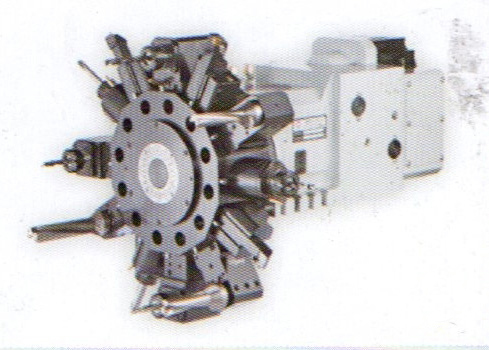 采用臺(tái)灣六鑫八工位液壓旋轉(zhuǎn)刀塔，定位精度高、故障率低、換刀快，就近換刀。